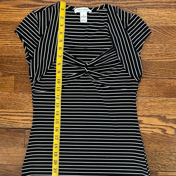 Black and White Striped Top Size Small TONS OF STRETCH - Picture 4 of 4
